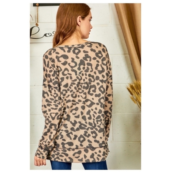 [NEW] Women's Long Sleeve Leopard print Top - Picture 2 of 3